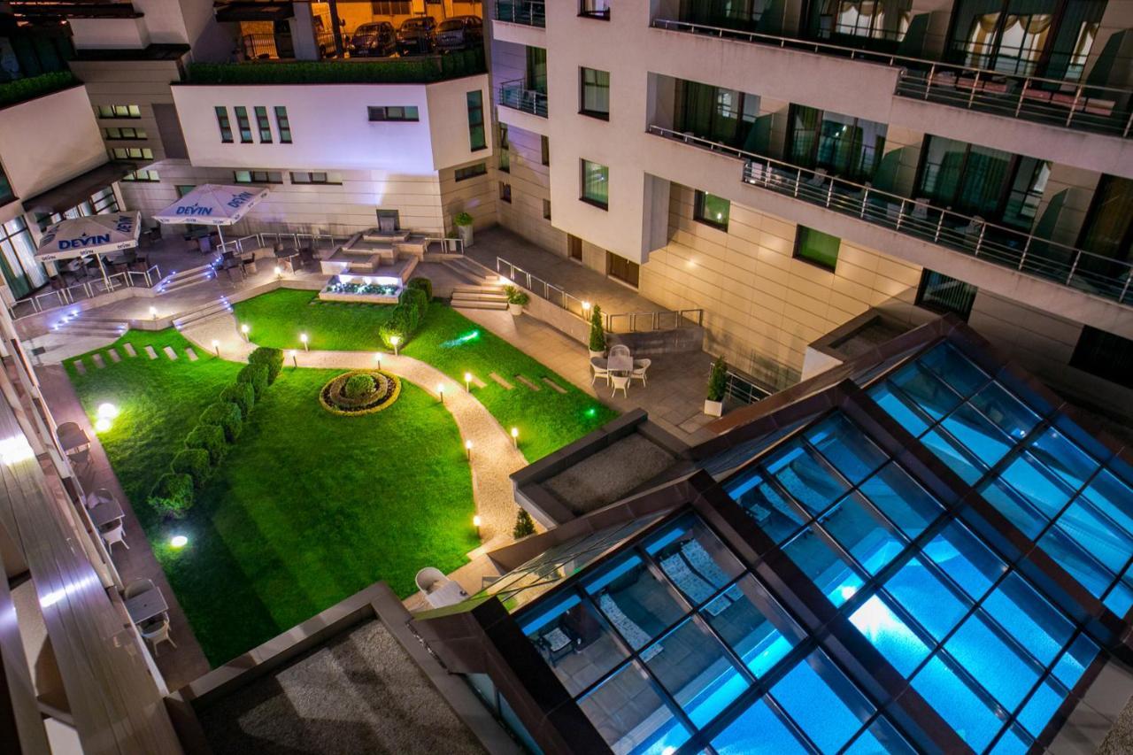 Spa Hotel Persenk Devin Exterior foto The courtyard of the hotel