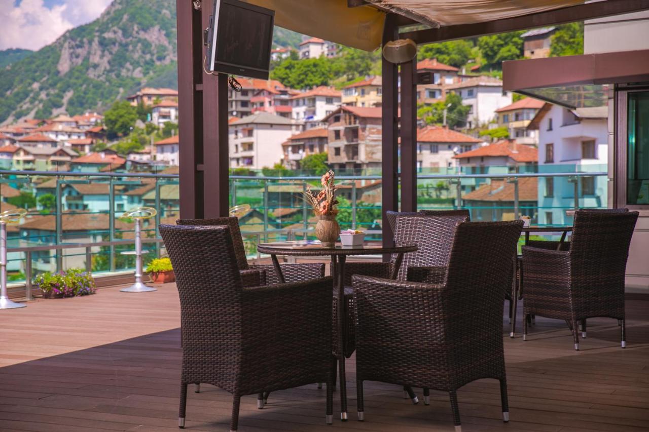 Spa Hotel Persenk Devin Exterior foto The hotel's terrace