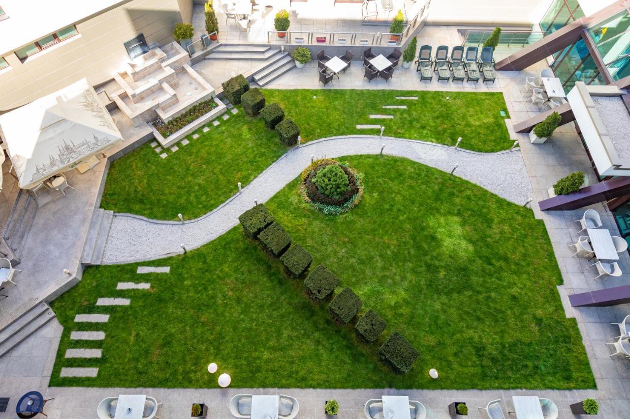 Spa Hotel Persenk Devin Exterior foto The courtyard of the hotel