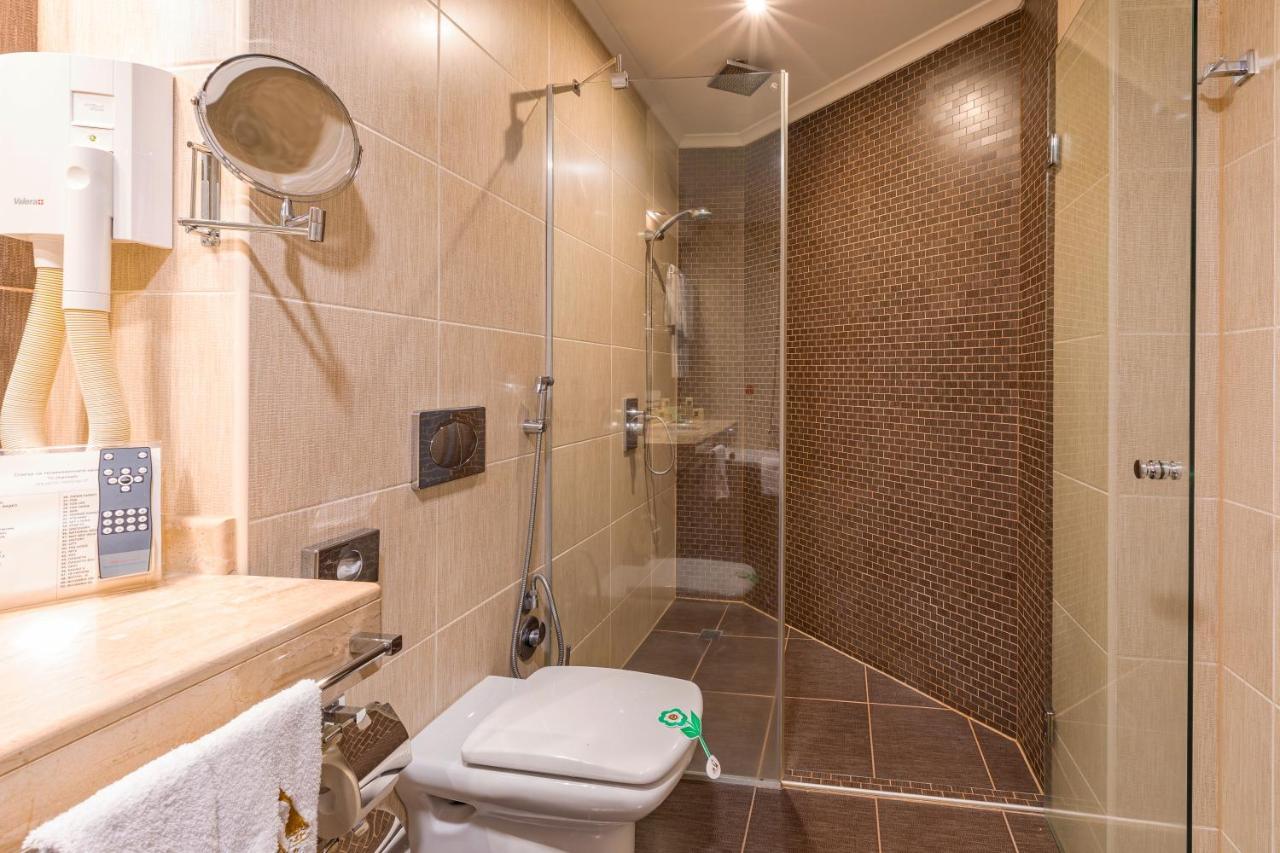 Spa Hotel Persenk Devin Exterior foto A shower cubicle