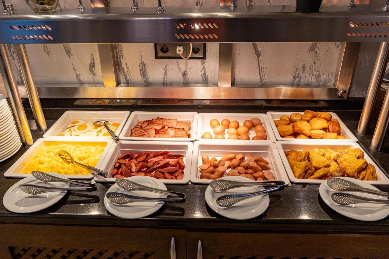 Spa Hotel Persenk Devin Exterior foto A bain-marie with food