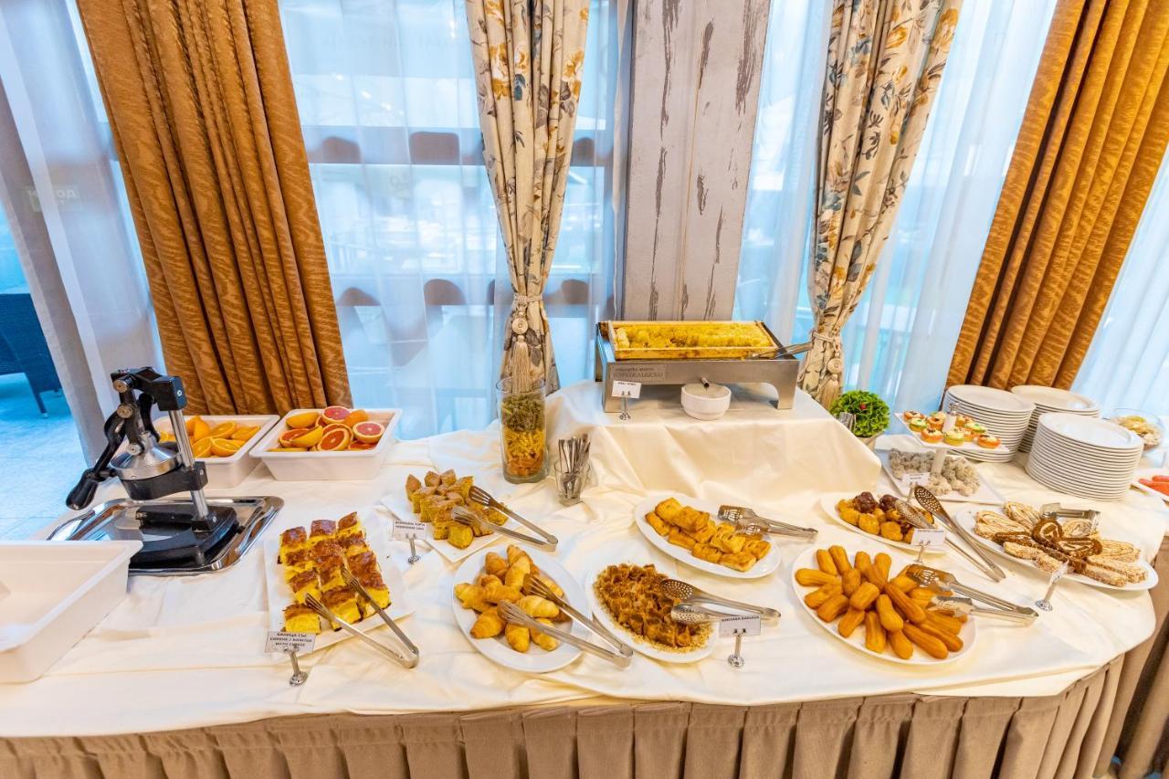 Spa Hotel Persenk Devin Exterior foto A buffet table with a selection of Indian snacks