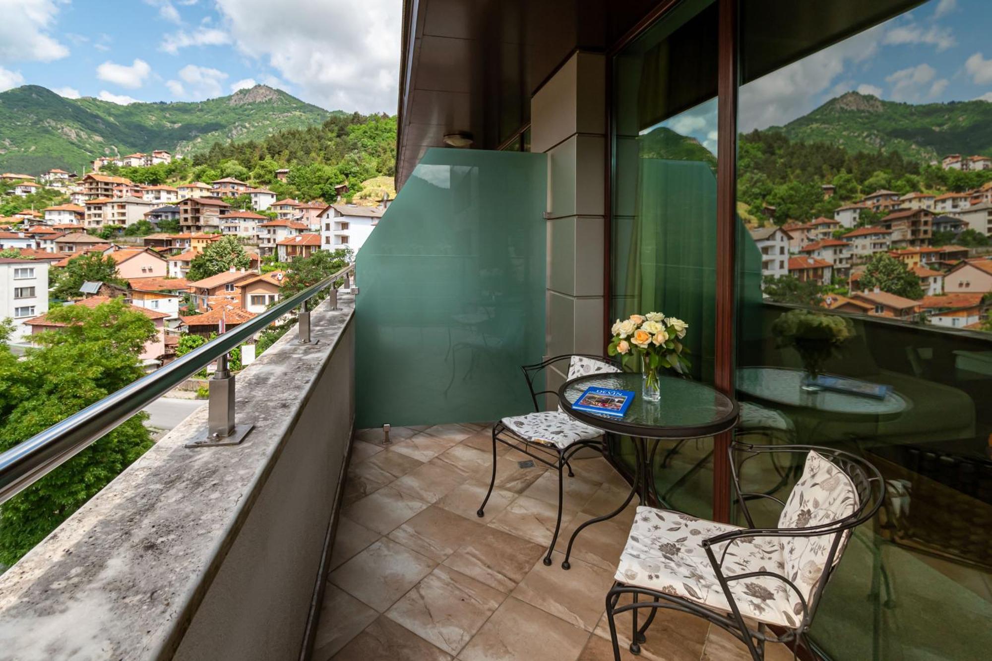 Spa Hotel Persenk Devin Exterior foto A balcony