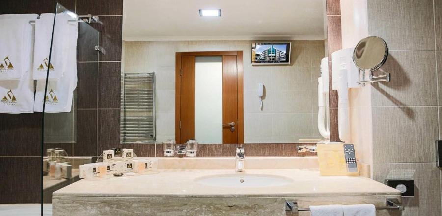 Spa Hotel Persenk Devin Habitación foto Bathroom mirror
