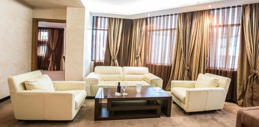 Spa Hotel Persenk Devin Habitación foto A living room with curtains